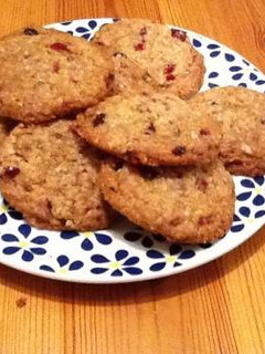 Una foto de Cookies navideños de avena y arándanos