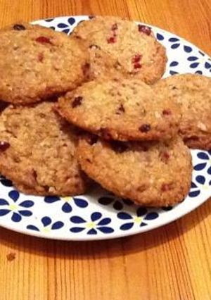 Una foto de Cookies navideños de avena y arándanos