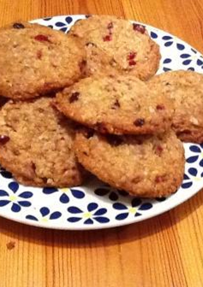 Una foto de Cookies navideños de avena y arándanos