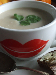 Una foto de Sopa de nabos y manzanas con queso Stilton