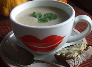 Una foto de Sopa de nabos y manzanas con queso Stilton