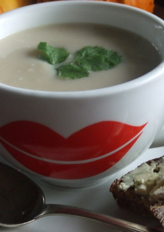 Una foto de Sopa de nabos y manzanas con queso Stilton