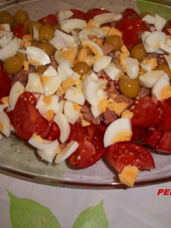 Una foto de Ensalada de tomate con atún y huevos