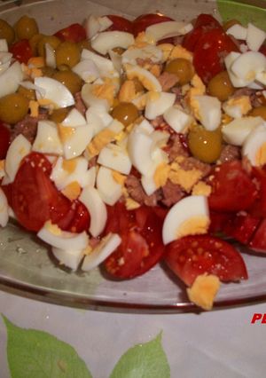 Una foto de Ensalada de tomate con atún y huevos