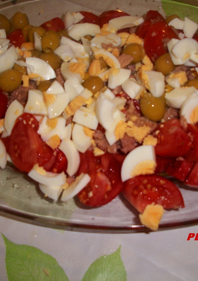 Una foto de Ensalada de tomate con atún y huevos