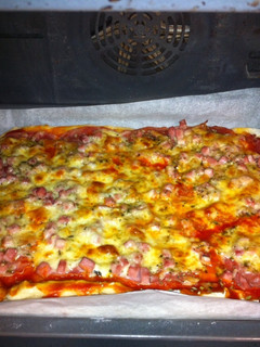 Una foto de Pizza de jamón y queso casera