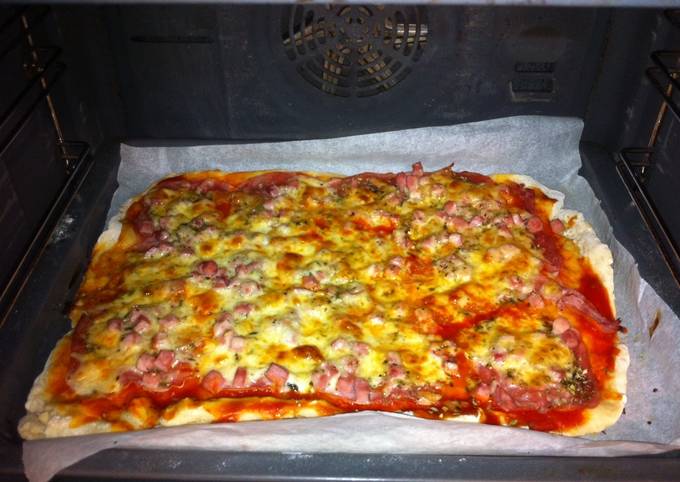 Foto principal de Pizza de jamón y queso casera