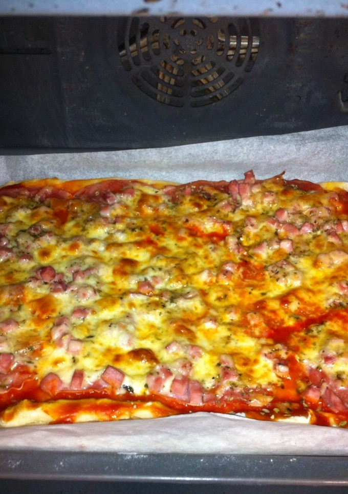 Una foto de Pizza de jamón y queso casera