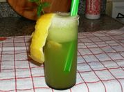 Una foto de limonada con menta y jengibre