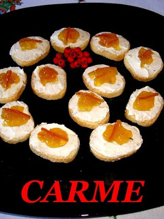 Una foto de Canapés de mousse de queso y mermelada de naranja