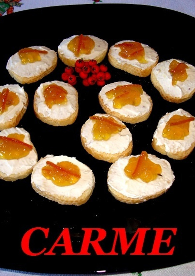 Una foto de Canapés de mousse de queso y mermelada de naranja