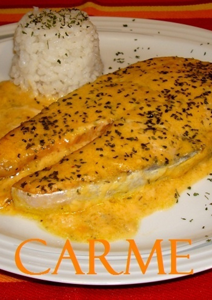 Una foto de Salmón fresco con salsa de langostinos
