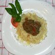 Fideos nido con salsa de albahaca