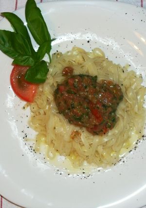 Una foto de Fideos nido con salsa de albahaca