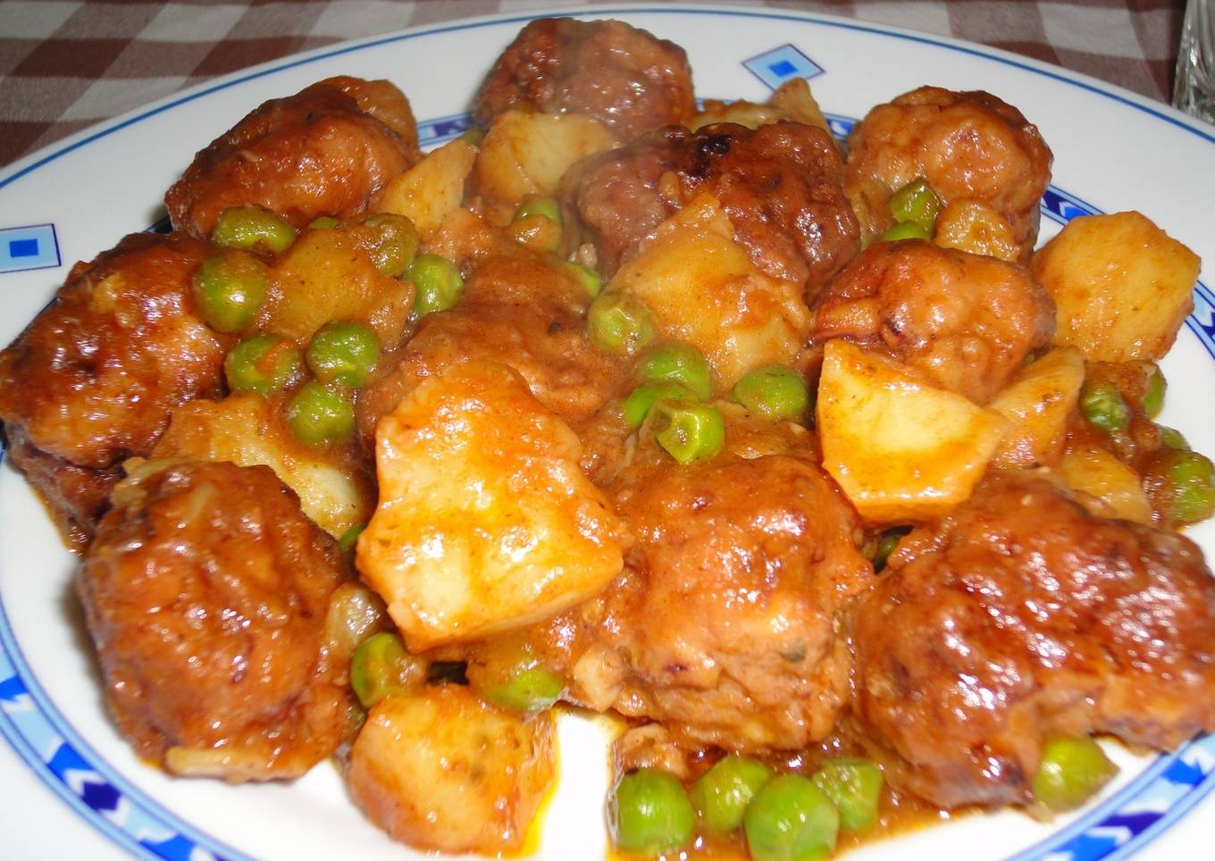 Albóndigas de calamar con guisantes y patatas<br />