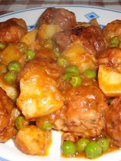 Una foto de Albóndigas de calamar con guisantes y patatas