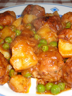 Una foto de Albóndigas de calamar con guisantes y patatas