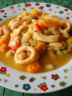 Una foto de Alubias con calabacín, calabaza y calamares