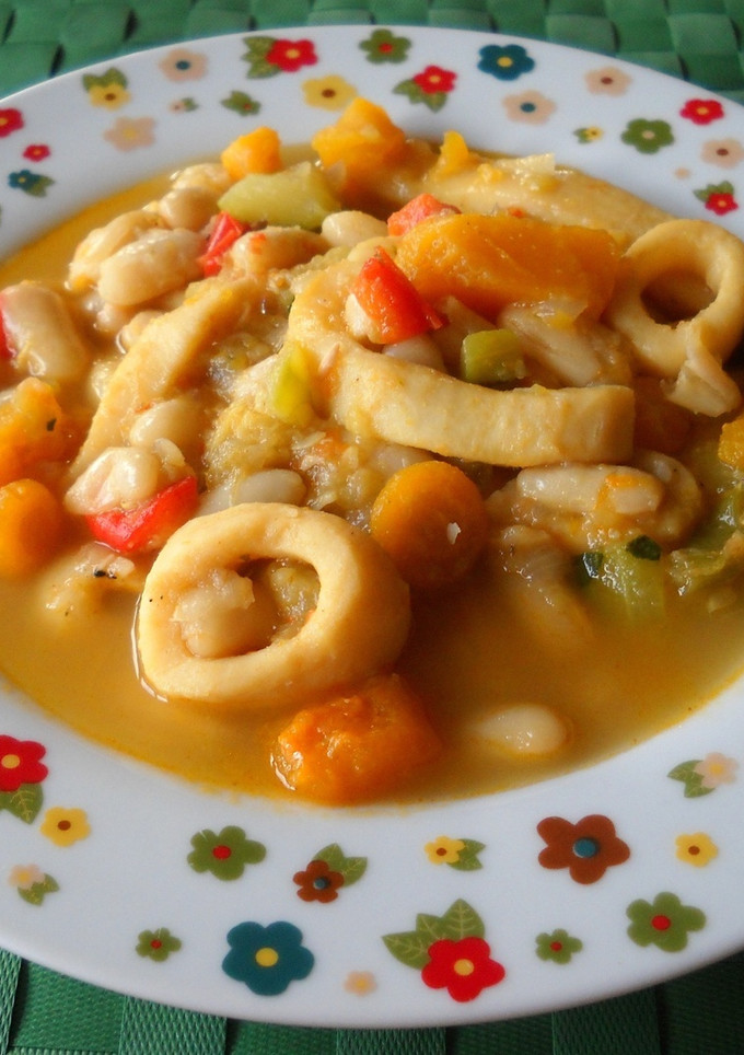 Una foto de Alubias con calabacín, calabaza y calamares