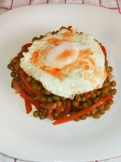 Una foto de Arvejas salteadas con huevo