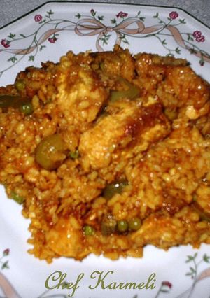 Una foto de Arroz con pechuga de pollo azafranado en paella (ecológico)