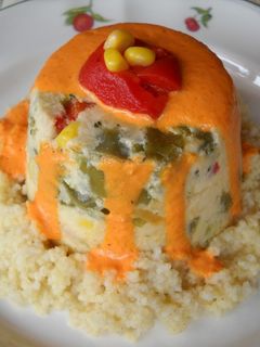 Una foto de Flan de merluza con mijo y salsa de pimientos