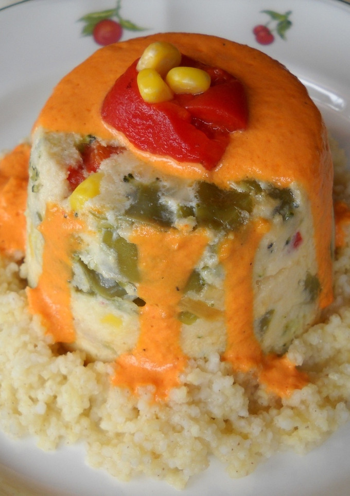 Una foto de Flan de merluza con mijo y salsa de pimientos