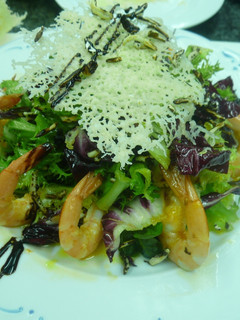 Una foto de Ensalada de langostinos con arroz salvaje y salsa de naranja