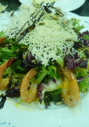 Una foto de Ensalada de langostinos con arroz salvaje y salsa de naranja
