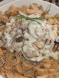 Una foto de Pasta con salsa de setas y castañas