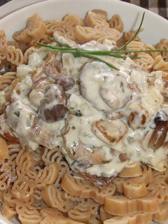Una foto de Pasta con salsa de setas y castañas