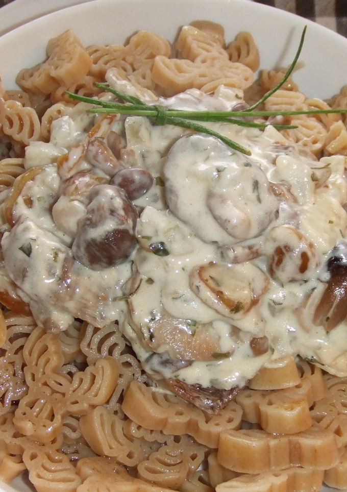 Una foto de Pasta con salsa de setas y castañas