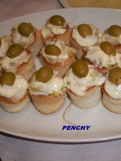 Una foto de Volovanes rellenos de marisco con ali oli