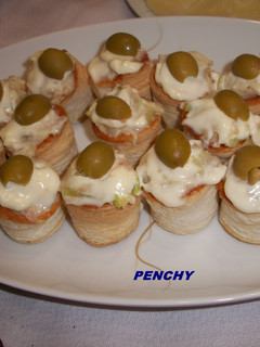 Una foto de Volovanes rellenos de marisco con ali oli