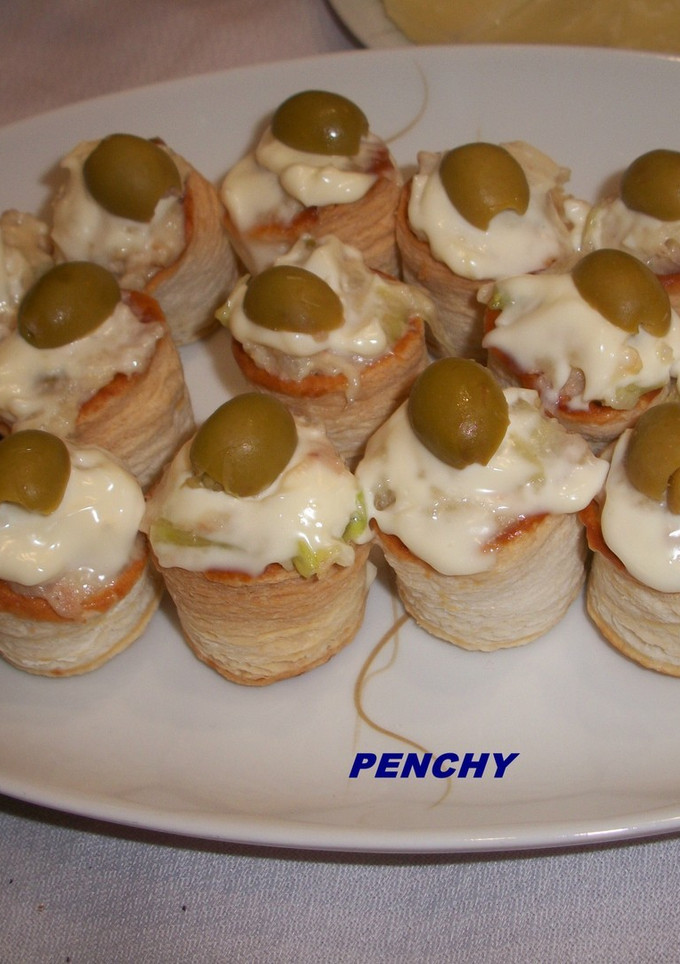 Una foto de Volovanes rellenos de marisco con ali oli