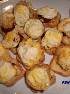 Una foto de Canapes de morcilla y huevos de codorniz