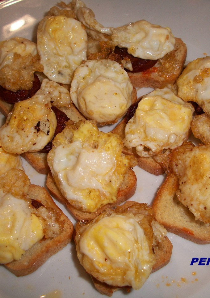 Una foto de Canapes de morcilla y huevos de codorniz