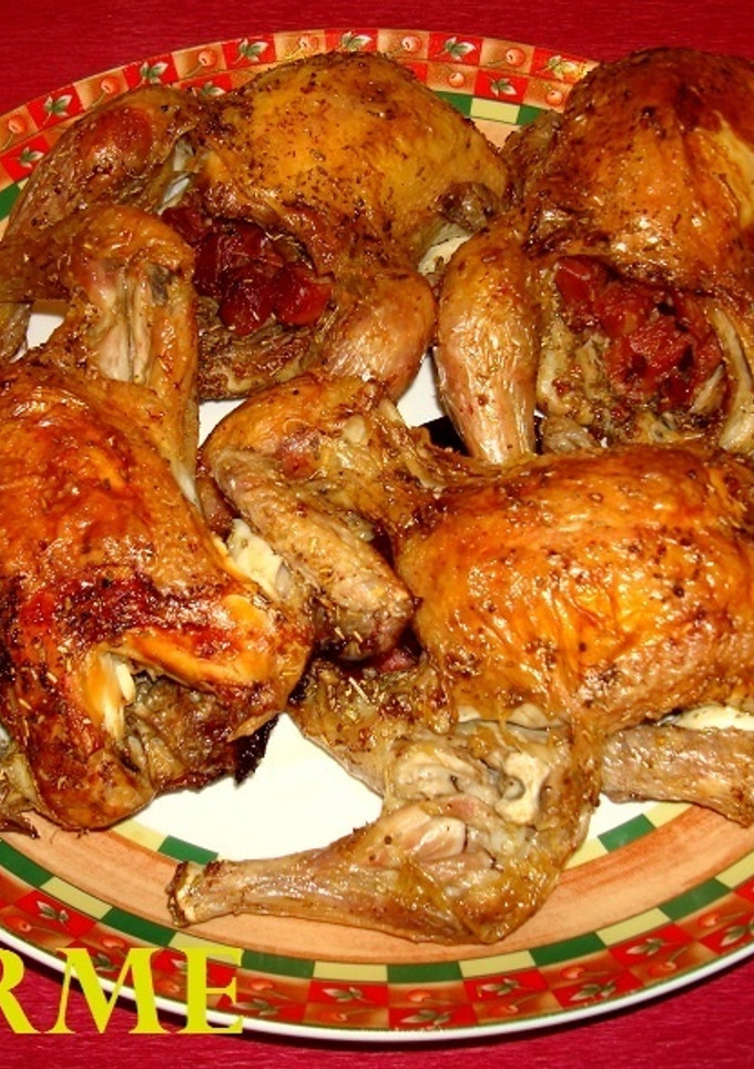 Una foto de Picantones rellenos de jamón y dátiles