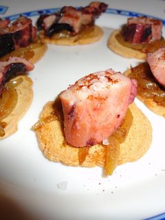 Una foto de Canapés de pulpo a feira sobre cebolla confitada