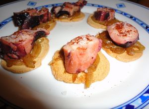Una foto de Canapés de pulpo a feira sobre cebolla confitada