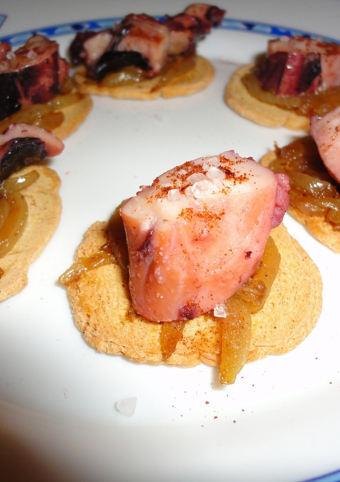 Una foto de Canapés de pulpo a feira sobre cebolla confitada