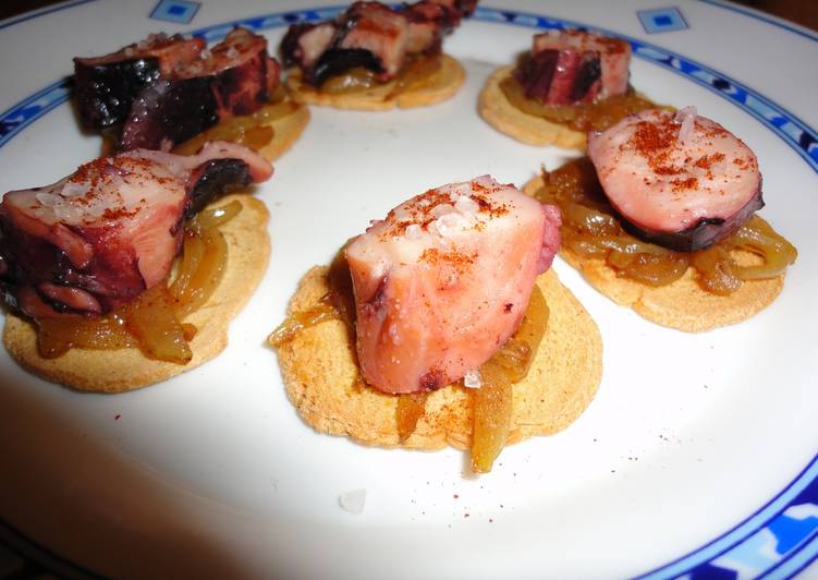 Canapés de pulpo a feira sobre cebolla confitada