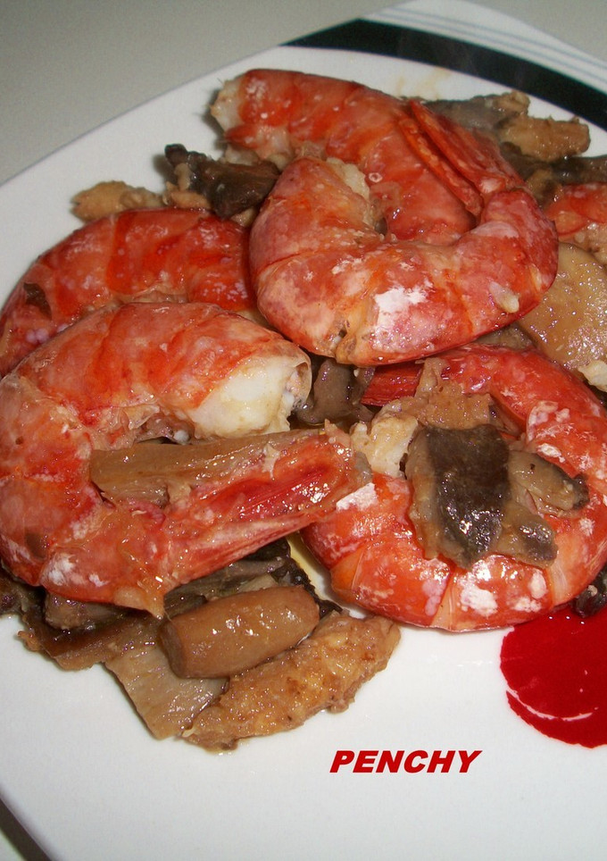 Una foto de Gambas con bacalao y setas al cava