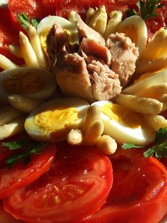 Una foto de Ensalada alegría con su salsa