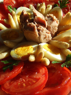 Una foto de Ensalada alegría con su salsa