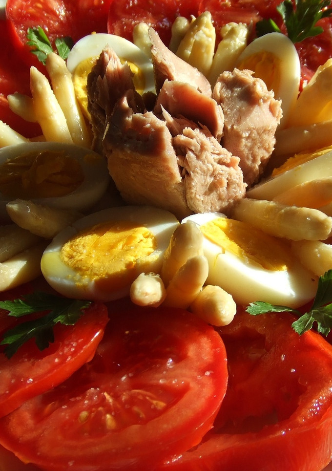 Una foto de Ensalada alegría con su salsa