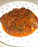 Conejo con salsa de la huerta y pimientos secos