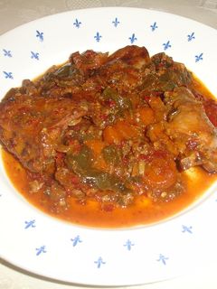 Una foto de Conejo con salsa de la huerta y pimientos secos