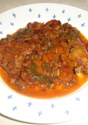 Una foto de Conejo con salsa de la huerta y pimientos secos