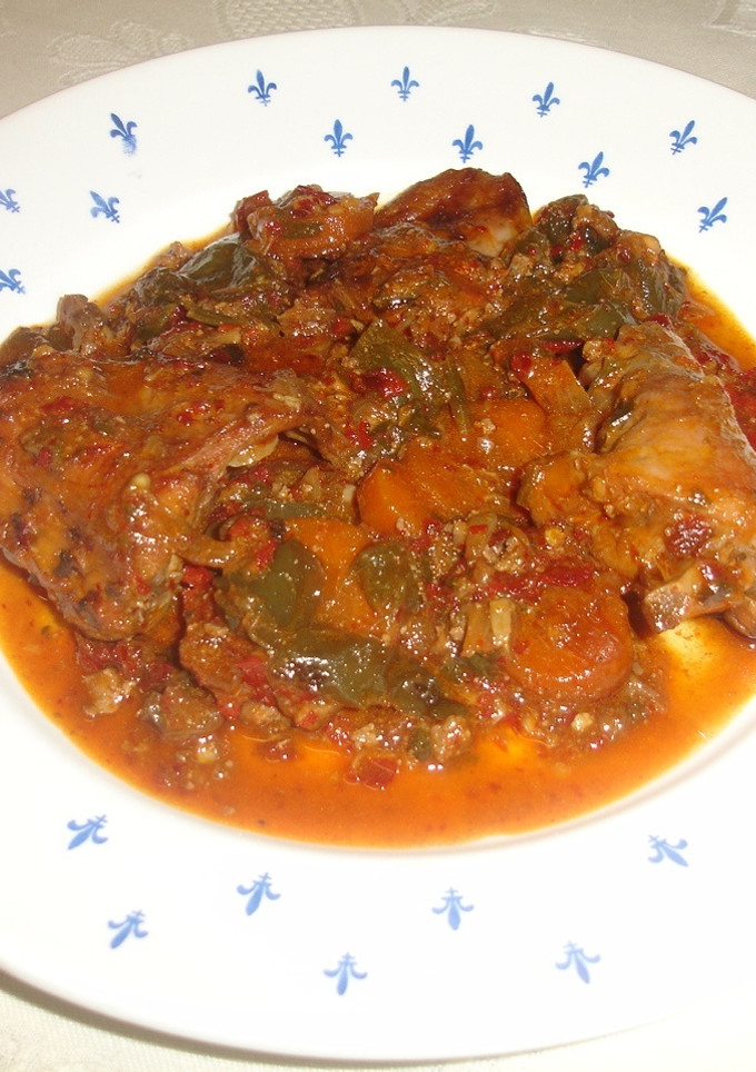 Una foto de Conejo con salsa de la huerta y pimientos secos